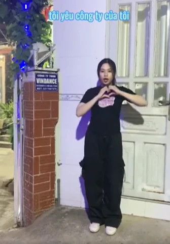 Nhiều người trẻ biến tấu trào lưu này thành: Tôi yêu công ty của tôi