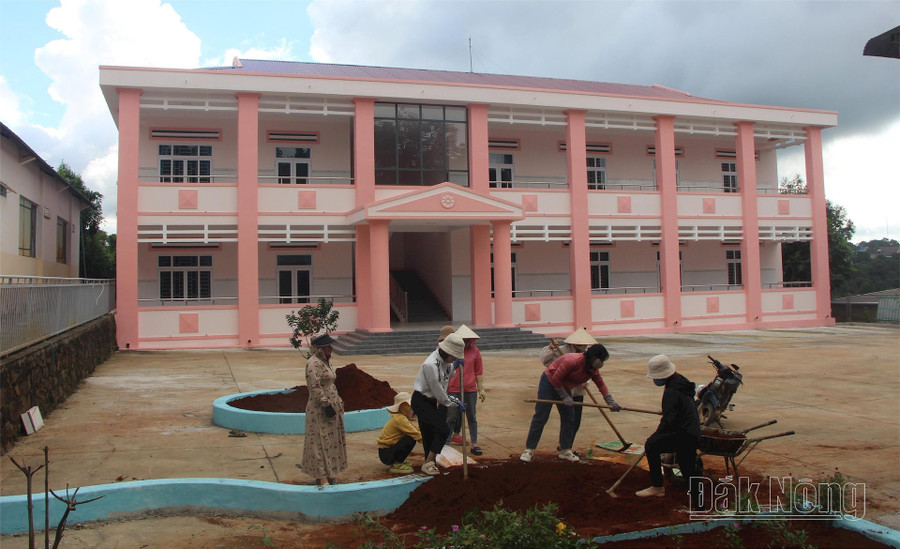 Cán bộ, giáo viên Trường mầm non Họa Mi ở xã Đắk Nia, TP. Gia Nghĩa dọn dẹp, trồng cây ở sân trường chào đón năm học mới