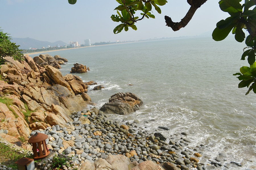 Bãi đá đẹp với những viên đá nhiều hình thù khác nhau, ôm dọc bờ biển ở Ghềnh Ráng. Ảnh: T.H Bãi đá đẹp với những viên đá nhiều hình thù khác nhau, ôm dọc bờ biển ở Ghềnh Ráng. Ảnh: T.H