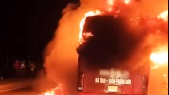 Lửa bao trùm chiếc xe khách. Ảnh: PHÚC NGƯ