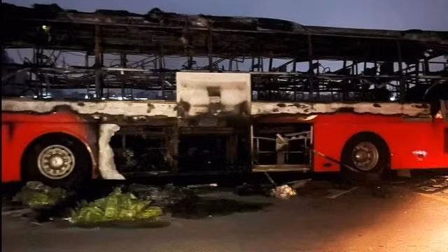 Chiếc xe khách bị cháy trơ khung. Ảnh: PHÚC NGƯ