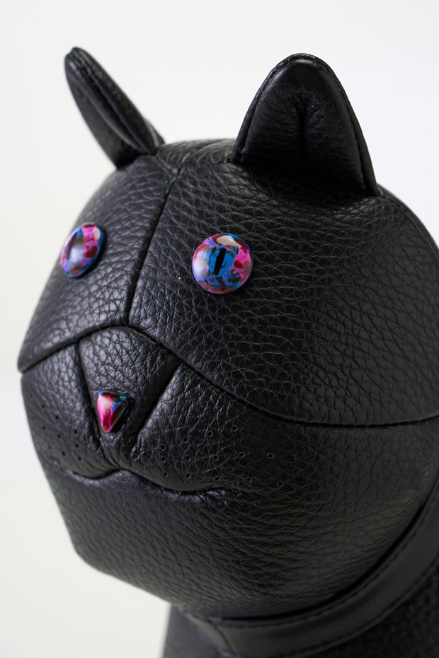 Bên cạnh chất liệu da thật, phần mắt, mũi và cổ mèo là sản phẩm thủ công từ làng nghề sơn mài Hạ Thái (Thường Tín, Hà Nội).