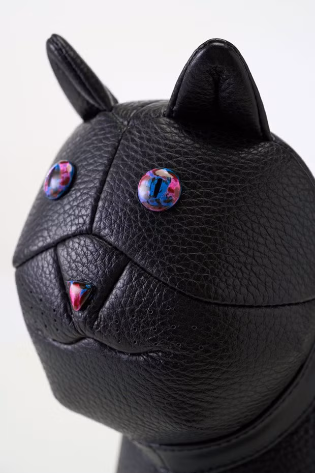 Bên cạnh chất liệu da thật, phần mắt, mũi và cổ mèo là sản phẩm thủ công từ làng nghề sơn mài Hạ Thái (Thường Tín, Hà Nội).