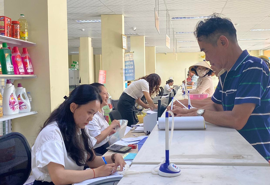 Bưu điện nỗ lực nâng cao chất lượng dịch vụ, đảm bảo quyền và lợi ích chính đáng của người dân gắn với tỷ lệ chi trả theo quy định. Ảnh: Sơn Ca