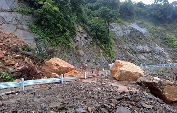 Điểm sạt lở trên Quốc lộ 8A đoạn qua xã Sơn Kim I, huyện Hương Sơn, tỉnh Hà Tĩnh. (Ảnh: TTXVN phát) Điểm sạt lở trên Quốc lộ 8A đoạn qua xã Sơn Kim I, huyện Hương Sơn, tỉnh Hà Tĩnh. (Ảnh: TTXVN phát)