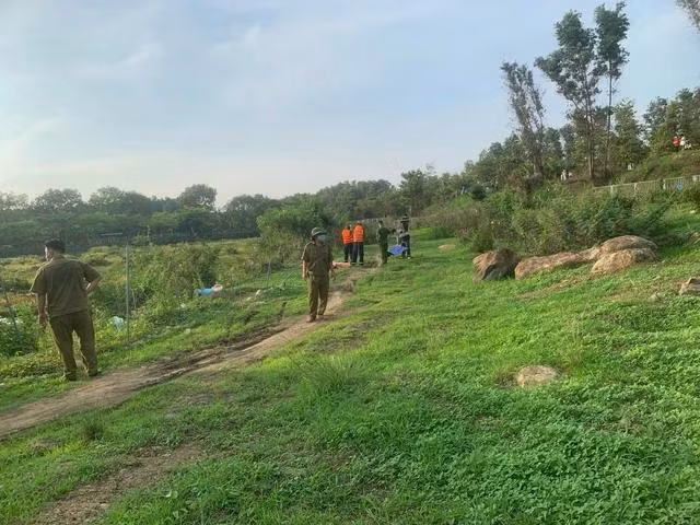 Cơ quan chức năng có mặt tại hiện trường xử lý vụ việc. Ảnh: Trần Duy Khánh