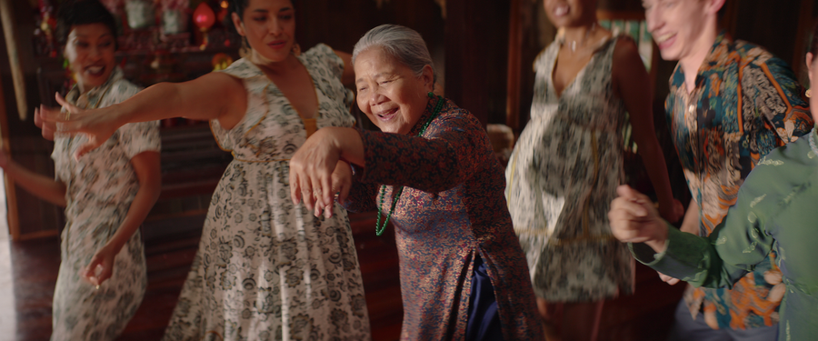 Phim có sự tham gia của diễn viên người Việt, khám phá văn hóa, phong tục của người dân, trong đó có Tết nguyên đán. Phim có sự tham gia của diễn viên người Việt, khám phá văn hóa, phong tục của người dân, trong đó có Tết nguyên đán.