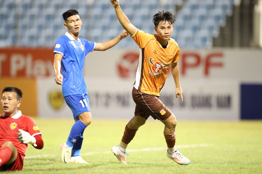 Trần Gia Bảo ghi bàn thắng ở tuổi 16 tại sân chơi V-League.ẢNH: ĐÔNG NGHI Trần Gia Bảo ghi bàn thắng ở tuổi 16 tại sân chơi V-League.ẢNH: ĐÔNG NGHI