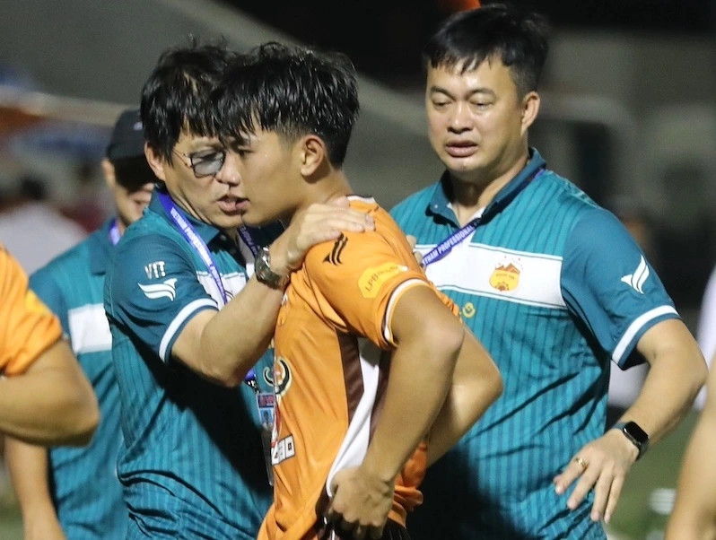 Ông Vũ Tiến Thành dặn dò cậu học trò trẻ sau ngày ra mắt thành công. ẢNH: ĐÔNG NGHI Ông Vũ Tiến Thành dặn dò cậu học trò trẻ sau ngày ra mắt thành công. ẢNH: ĐÔNG NGHI