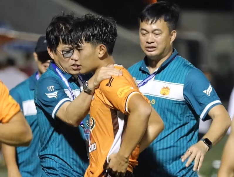 Ông Vũ Tiến Thành dặn dò cậu học trò trẻ sau ngày ra mắt thành công. ẢNH: ĐÔNG NGHI