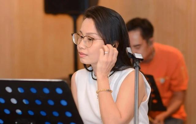 Cẩm Ly tích cực tập luyện cho dự án Tự tình quê hương 6. Ảnh: NVCC