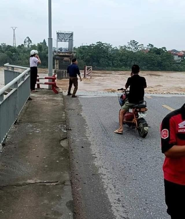 Hiện trường sập nhịp cầu Phong Châu.