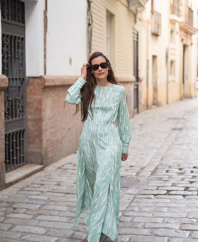 Váy maxi dáng dài luôn là lựa chọn hàng đầu dành cho những bữa tiệc mùa hè, đặc biệt là các mẫu váy mang tone màu xanh mint dịu mát. Đi kèm với thiết kế này nên là một đôi sandal mules hoặc giày cói đế xuồng. Váy maxi dáng dài luôn là lựa chọn hàng đầu dành cho những bữa tiệc mùa hè, đặc biệt là các mẫu váy mang tone màu xanh mint dịu mát. Đi kèm với thiết kế này nên là một đôi sandal mules hoặc giày cói đế xuồng.