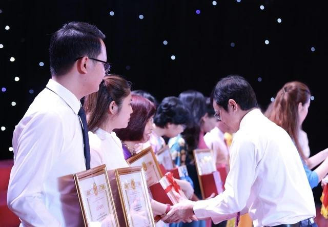 Anh Bùi Quang Huy trao giấy khen và biểu trưng cho các đảng viên được tuyên dương. Ảnh: BẢO ANH Anh Bùi Quang Huy trao giấy khen và biểu trưng cho các đảng viên được tuyên dương. Ảnh: BẢO ANH