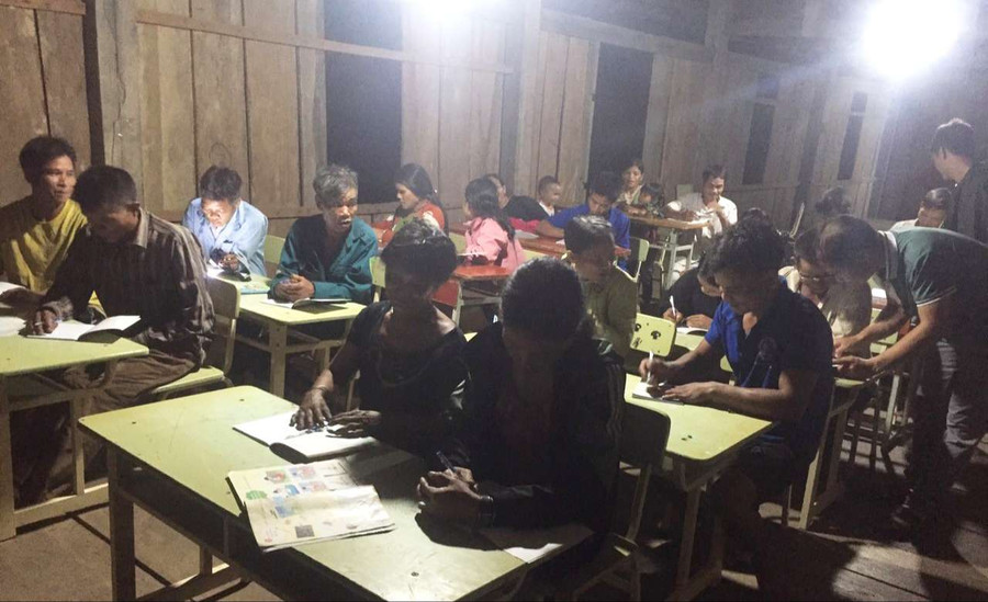 Ban ngày lo việc ruộng rẫy, đêm về đi học chữ. Ảnh: Đ.V