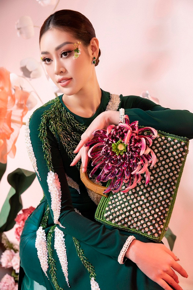 Hoa hậu Khánh Vân không đặt nặng cát sê khi diễn áo dài cho NTK Minh Châu - Ảnh 2. Người đẹp sinh năm 1995 có mối duyên với tà áo truyền thống của dân tộc khi từng đăng quang Miss Áo dài nữ sinh Việt Nam 2013. Khánh Vân cũng giành giải Người đẹp áo dài tại cuộc thi Hoa hậu Hoàn vũ Việt Nam vào năm 2015 và 2019. Ảnh: Lê Thiện Viễn