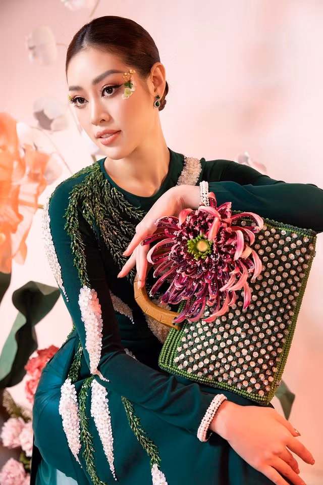 Người đẹp sinh năm 1995 có mối duyên với tà áo truyền thống của dân tộc khi từng đăng quang Miss Áo dài nữ sinh Việt Nam 2013. Khánh Vân cũng giành giải Người đẹp áo dài tại cuộc thi Hoa hậu Hoàn vũ Việt Nam vào năm 2015 và 2019. Ảnh: Lê Thiện Viễn