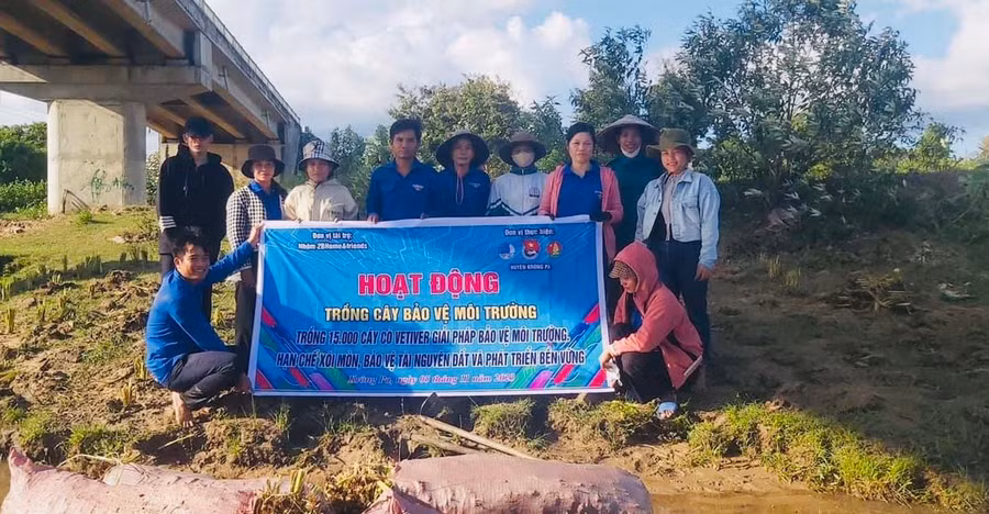 Đoàn thanh niên xã Uar phát động trồng cỏ vetiver dọc bờ suối có nguy cơ sạt lở đất. Ảnh: Vũ Chi