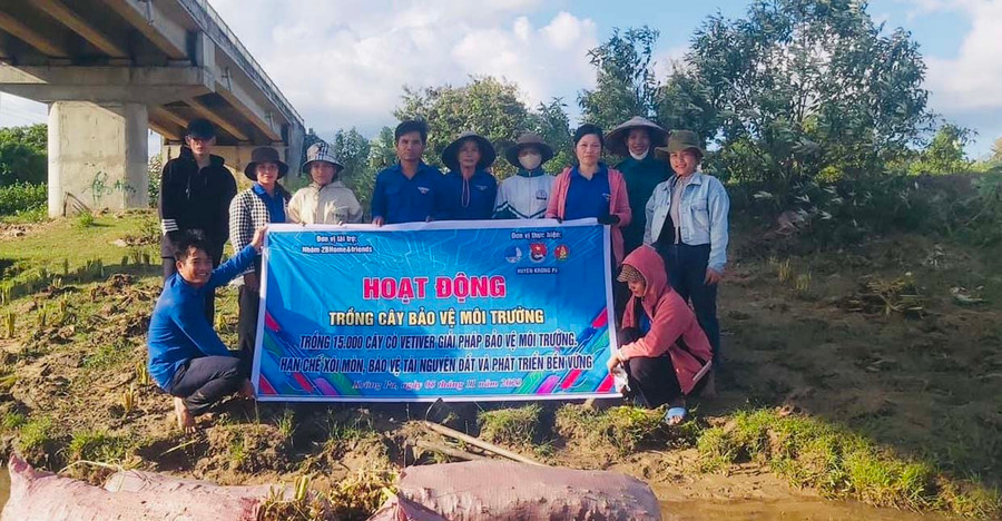 Đoàn thanh niên xã Uar phát động trồng cỏ vetiver dọc bờ suối có nguy cơ sạt lở đất. Ảnh: Vũ Chi Đoàn thanh niên xã Uar phát động trồng cỏ vetiver dọc bờ suối có nguy cơ sạt lở đất. Ảnh: Vũ Chi