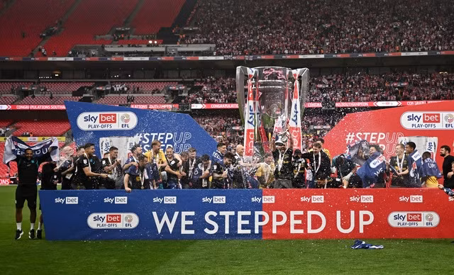 Southampton nhận cúp danh dự từ Ban Tổ chức.