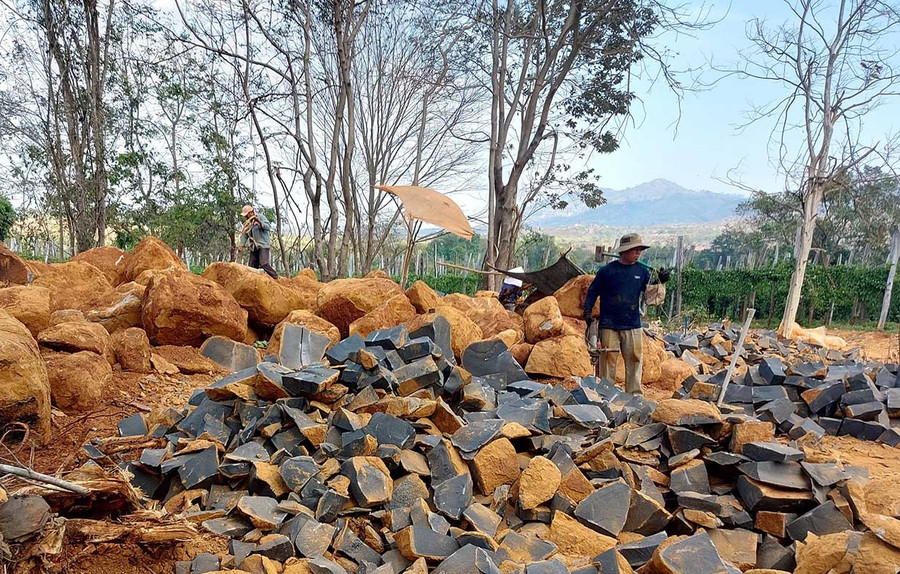 Điểm khai thác đá trái phép ở thôn Tân Thủy, xã Ia Ga, huyện Chư Prông. Ảnh: Nguyễn Tú