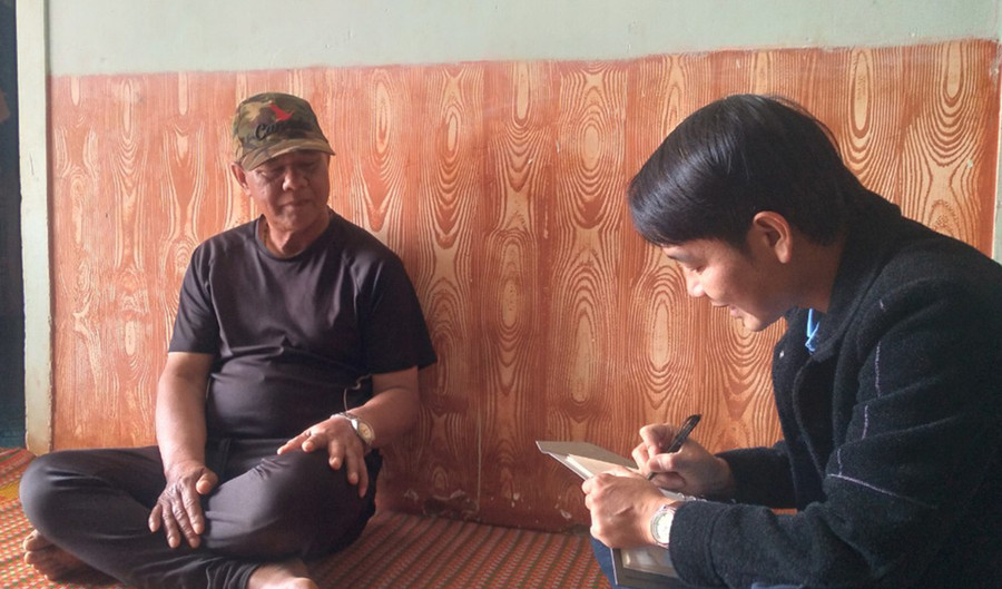 Ông Kpă Bum (bìa trái), trú tại làng Djrônh, xã A Dơk, huyện Đak Đoa kể về những vất vả khi nghe theo lời kẻ xấu vượt biên qua Canada. Ảnh: Thiên Đăng Ông Kpă Bum (bìa trái), trú tại làng Djrônh, xã A Dơk, huyện Đak Đoa kể về những vất vả khi nghe theo lời kẻ xấu vượt biên qua Canada. Ảnh: Thiên Đăng