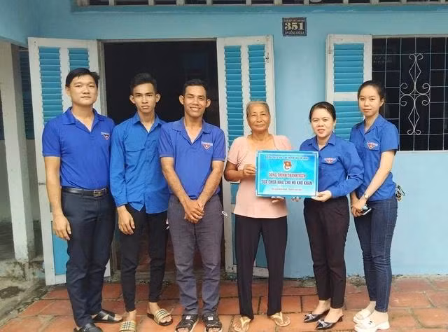 Chị Huỳnh (thứ 2 từ phải sang) vận động kinh phí sửa chữa nhà cho người nghèo. ẢNH: DUY TÂN