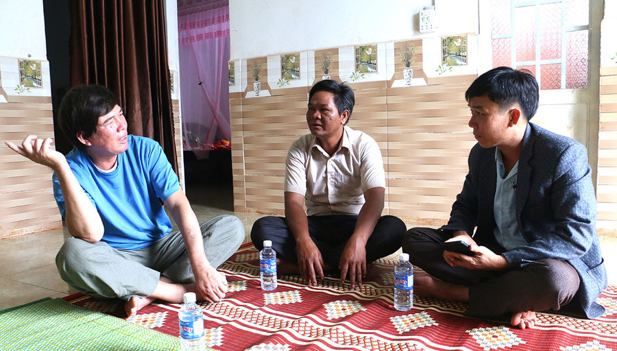 Theo ông Tuân (bìa phải), từ nay đến cuối năm, xã sẽ phối hợp tổ chức thêm 2 lớp đào tạo nghề xây dựng. Ảnh: Quang Tấn Theo ông Tuân (bìa phải), từ nay đến cuối năm, xã sẽ phối hợp tổ chức thêm 2 lớp đào tạo nghề xây dựng. Ảnh: Quang Tấn