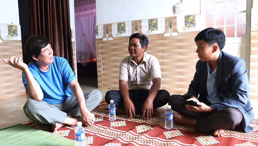 Theo ông Tuân (bìa phải), từ nay đến cuối năm, xã sẽ phối hợp tổ chức thêm 2 lớp đào tạo nghề xây dựng. Ảnh: Quang Tấn