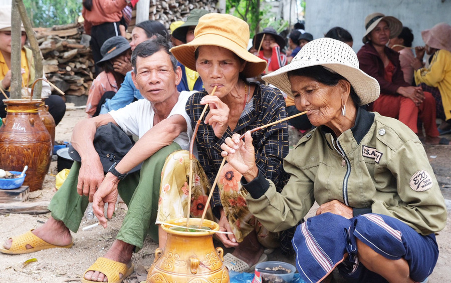 Dân làng Tờ Nùng-Măng đến hỏi thăm và quây quần uống rượu ghè để chia sẻ nỗi mất mát với gia đình người xấu số. Ảnh: M.C