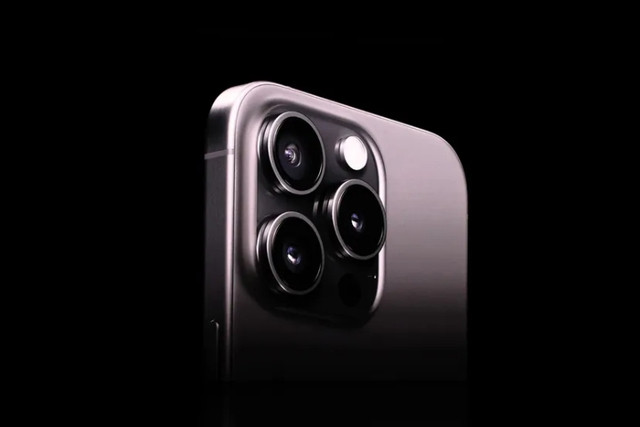 iPhone 15 Pro cao cấp nhất chỉ có ba camera sau và một camera trước. Ảnh: The Verge
