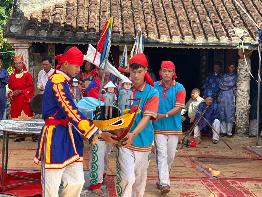 Đội nghi lễ đưa thuyền ra biển. Đội nghi lễ đưa thuyền ra biển.