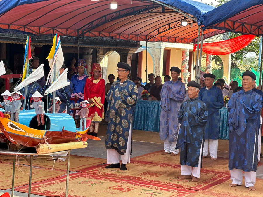 Các vị bô lão có mặt tham gia nghi lễ tế. Các vị bô lão có mặt tham gia nghi lễ tế.