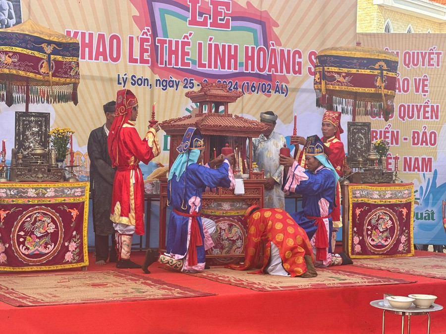 Đình làng An Hải tổ chức Lễ Khao lề thế lính Hoàng Sa. Đình làng An Hải tổ chức Lễ Khao lề thế lính Hoàng Sa.