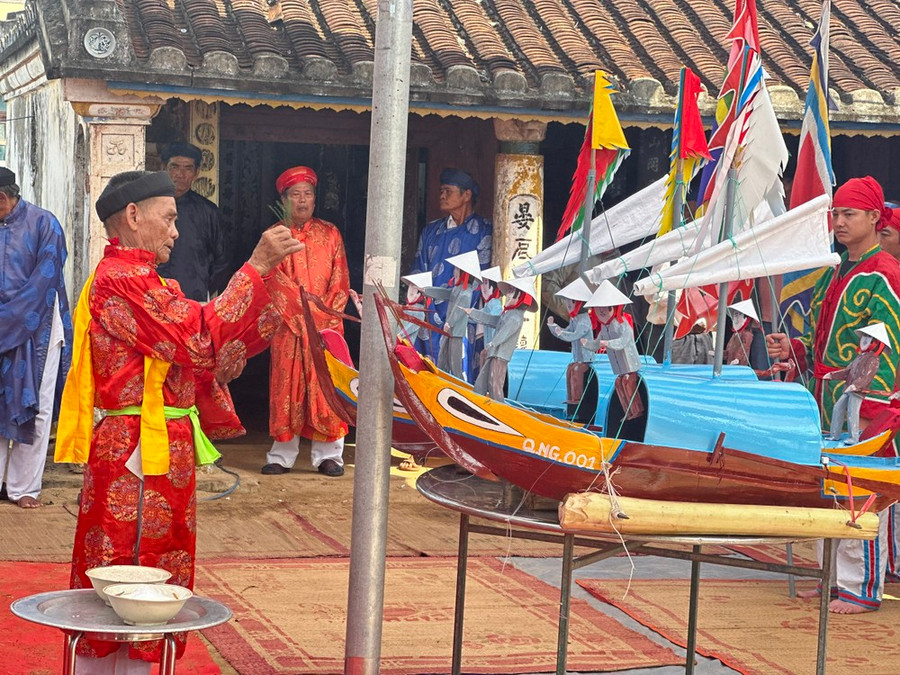 Thực hiện nghi thức trước khi đưa thuyền ra biển Thực hiện nghi thức trước khi đưa thuyền ra biển