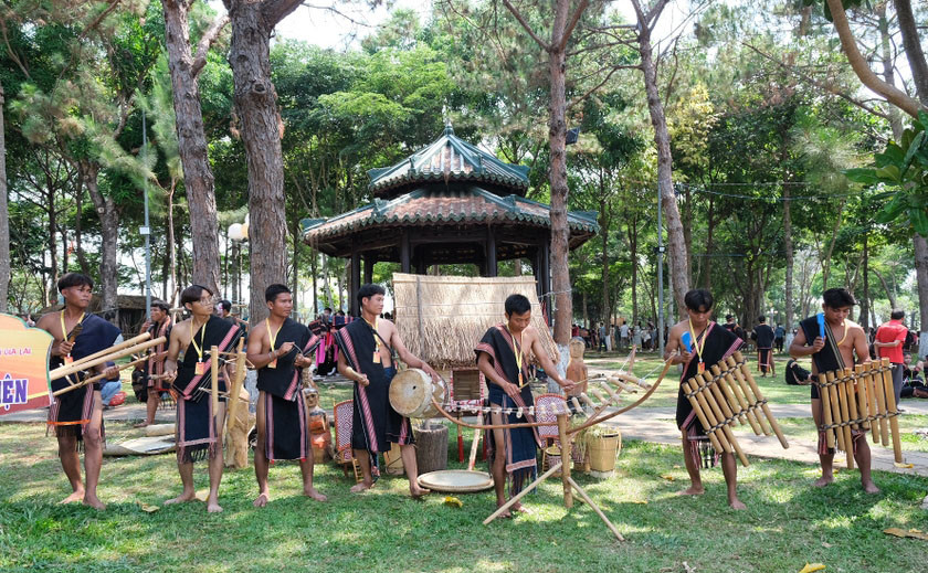 Nghệ nhân trẻ đến từ huyện Phú Thiện trình diễn nhạc cụ dân tộc. Ảnh: Hoàng Ngọc Nghệ nhân trẻ đến từ huyện Phú Thiện trình diễn nhạc cụ dân tộc. Ảnh: Hoàng Ngọc