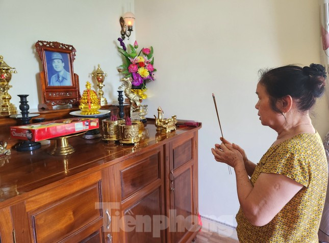 Mỗi lần lên thắp hương, bà Lương lại nhớ chồng rồi bật khóc. Mỗi lần lên thắp hương, bà Lương lại nhớ chồng rồi bật khóc.