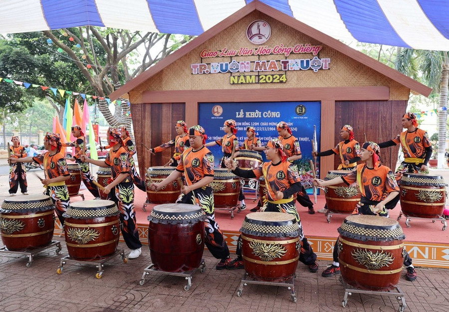 Lễ khởi công chế tác con rồng dài 120m chào mừng 120 năm thành lập tỉnh Đắk Lắk (22/11/1904–22/11/2024) và chế tác 50 trống. (Ảnh: Hoài Thu/TTXVN)