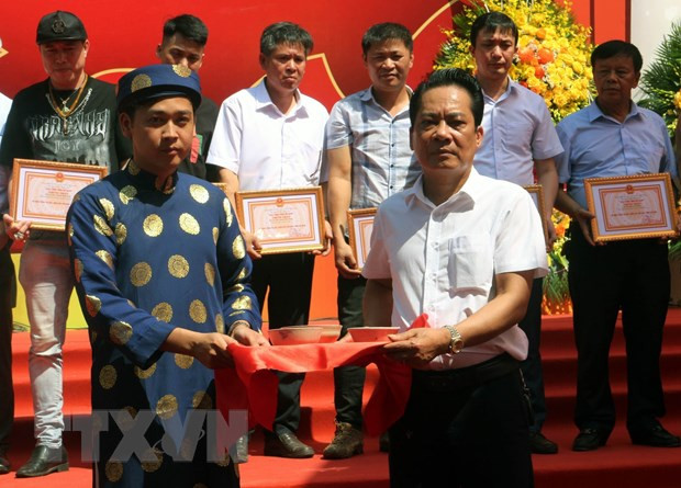 Các nhà sưu tầm tư nhân mang đến hơn 100 hiện vật do chính mình đã sưu tầm trao tặng cho Bảo tàng tỉnh Hà Nam phục vụ công tác giáo dục truyền thống. (Ảnh: Đại Nghĩa/TTXVN) Các nhà sưu tầm tư nhân mang đến hơn 100 hiện vật do chính mình đã sưu tầm trao tặng cho Bảo tàng tỉnh Hà Nam phục vụ công tác giáo dục truyền thống. (Ảnh: Đại Nghĩa/TTXVN)