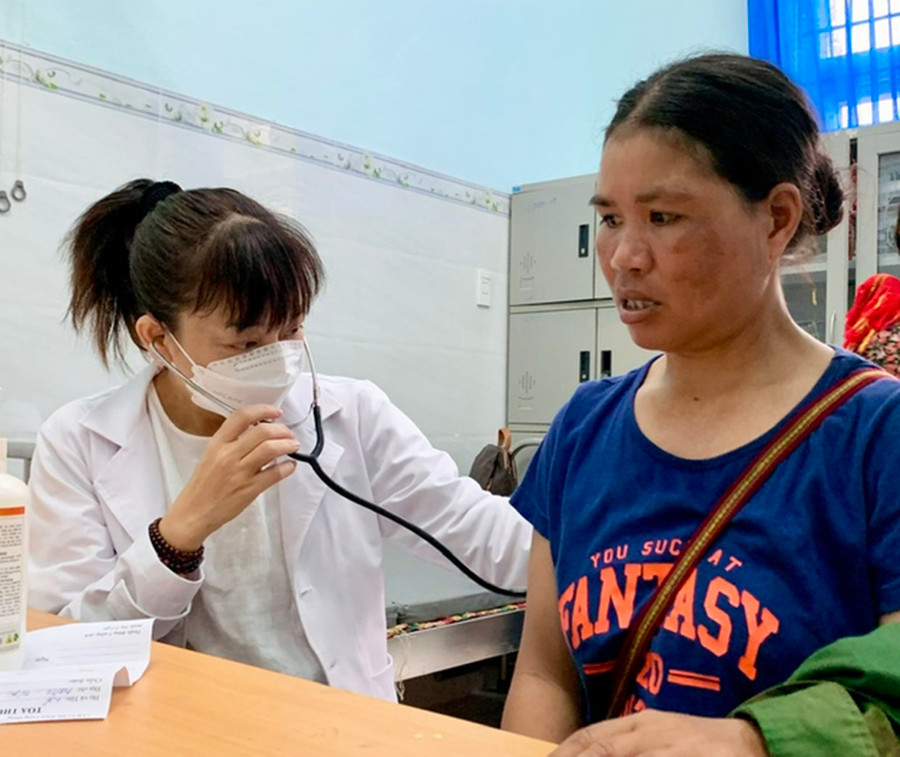 Chỉ đạo các cơ sở y tế chủ động xây dựng, triển khai kế hoạch bảo đảm đủ thuốc, vật tư, thiết bị y tế phục vụ phòng-chống dịch và khám-chữa bệnh. Ảnh: Như Nguyện