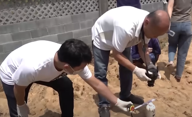 Cơ quan chức năng tìm thấy chai Xyanua nơi Bích cất giấu ở nghĩa trang