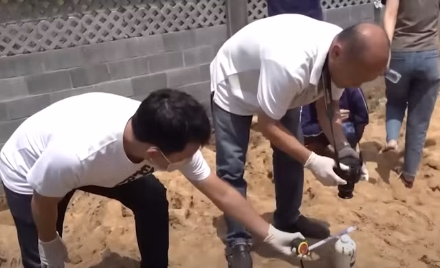 Cơ quan chức năng tìm thấy chai Xyanua nơi Bích cất giấu ở nghĩa trang