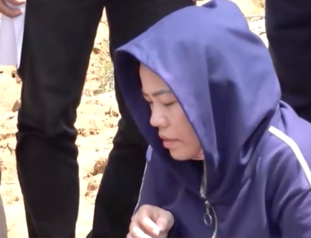 Bích được đưa ra hiện trường nơi cất giấu chai Xyanua.