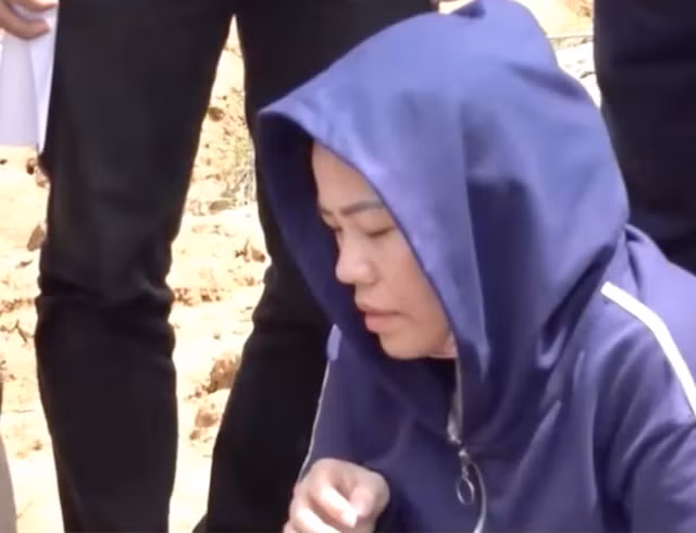 Bích được đưa ra hiện trường nơi cất giấu chai Xyanua.