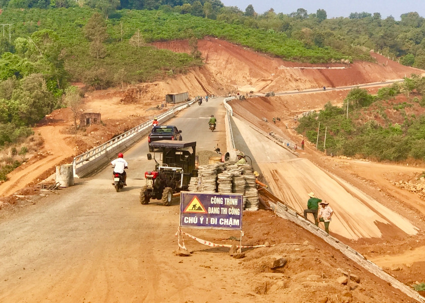 Thi công dự án đường liên huyện Chư Păh-Ia Grai-Đức Cơ-Chư Prông. Ảnh: Hà Duy