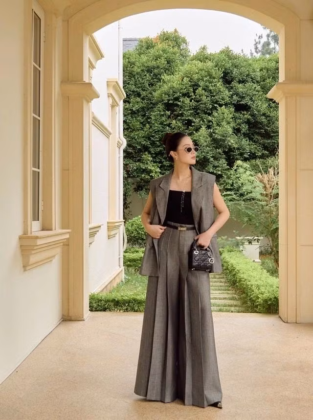 Mẫu blazer cách điệu có phần tay áo được lược bỏ đem đến sự thoải mái nhất định cho người mặc, giúp nàng không chỉ dễ dàng hơn trong các cử động mà còn tránh khỏi cảm giác nóng bức. Nếu sợ những mẫu blazer cổ điển có phần đơn điệu, bạn hãy thử kiểu blazer gile dáng dài phá cách. Ảnh LEMIA