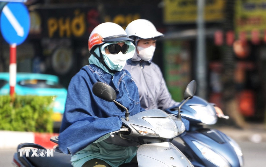 Người dân ra đường ngày nắng nóng thường bịt kín để đảm bảo sức khỏe. (Ảnh: Thu Phương/TTXVN phát) Người dân ra đường ngày nắng nóng thường bịt kín để đảm bảo sức khỏe. (Ảnh: Thu Phương/TTXVN phát)