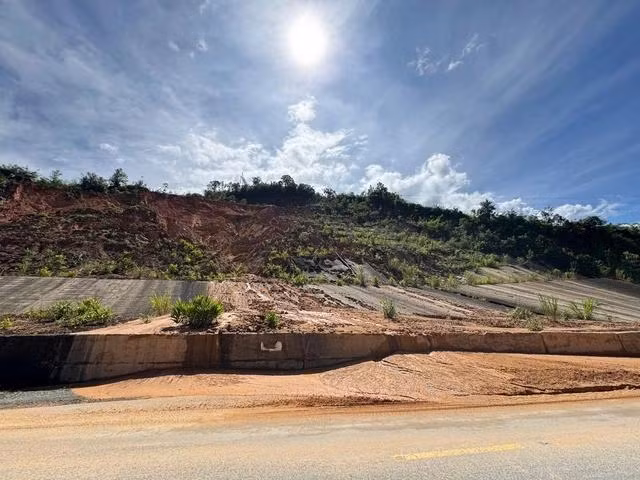 Đoạn tường chắn taluy dương trên QL14 bị sạt lở, uy hiếp tính mạng người đi đường. ẢNH: ĐỨC NHẬT Đoạn tường chắn taluy dương trên QL14 bị sạt lở, uy hiếp tính mạng người đi đường. ẢNH: ĐỨC NHẬT