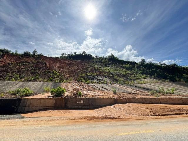 Đoạn tường chắn taluy dương trên QL14 bị sạt lở, uy hiếp tính mạng người đi đường. ẢNH: ĐỨC NHẬT Đoạn tường chắn taluy dương trên QL14 bị sạt lở, uy hiếp tính mạng người đi đường. ẢNH: ĐỨC NHẬT