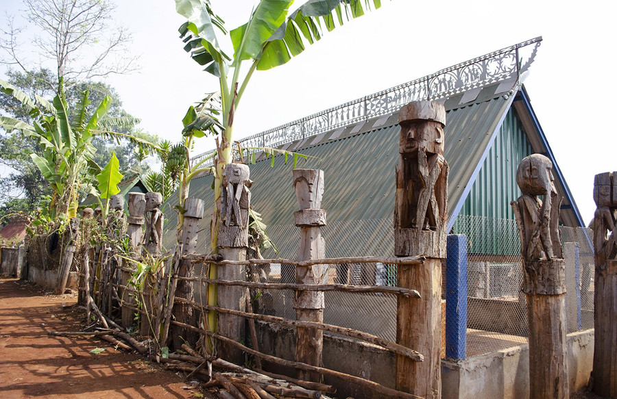 Chuối được trồng xung quanh nhà mồ. Ảnh: Xuân Toản Chuối được trồng xung quanh nhà mồ. Ảnh: Xuân Toản